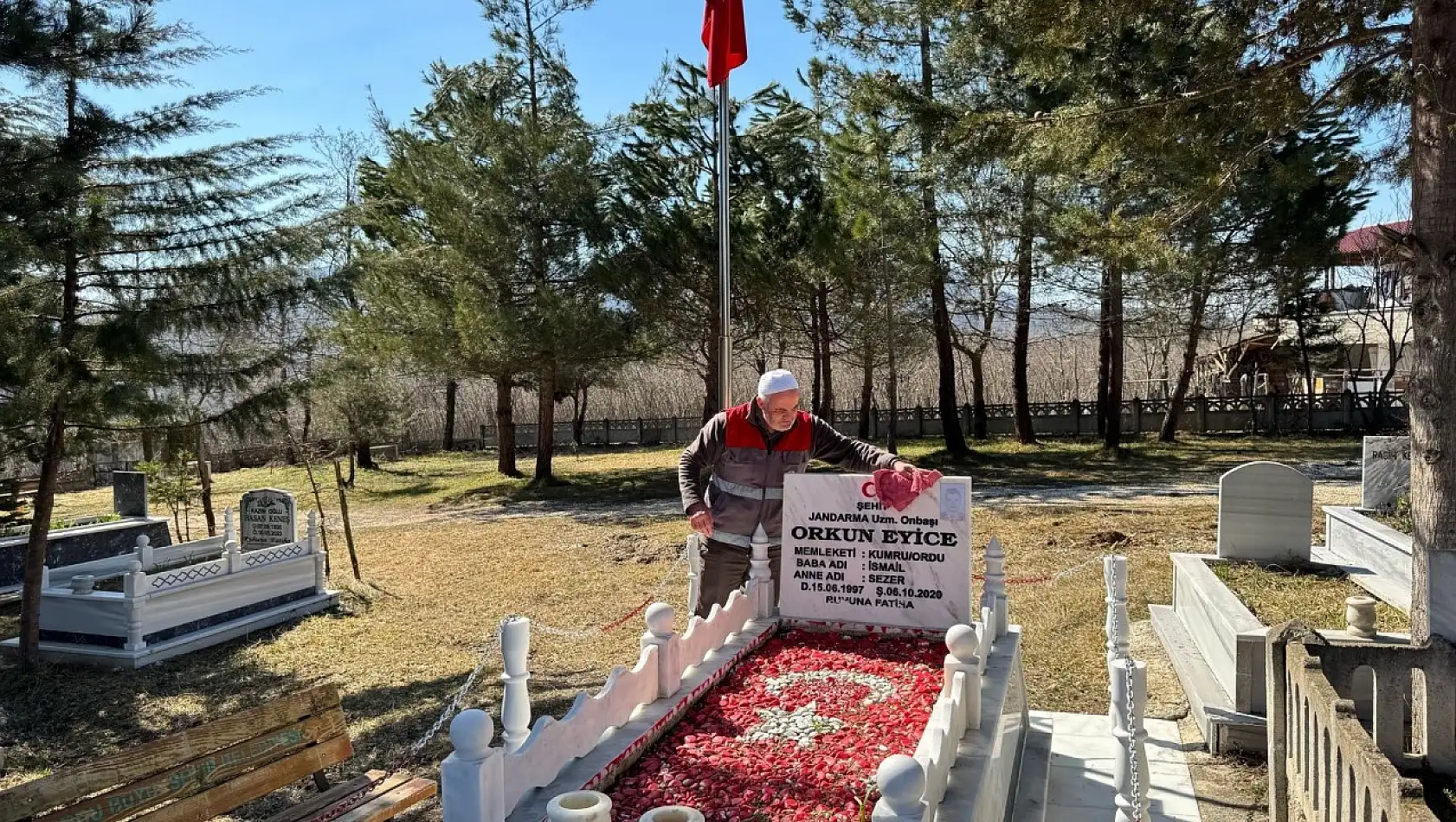 Ordu'da şehitlerimiz unutulmadı: Mezarlıklarda temizlik ve düzenleme yapıldı