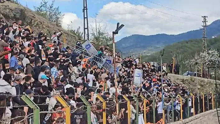 Artvin'deki amatör futbol maçında kavga çıktı, Maç tatil edildi