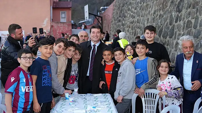 Başkan Kaya çocuklara bayram hediyesi dağıttı