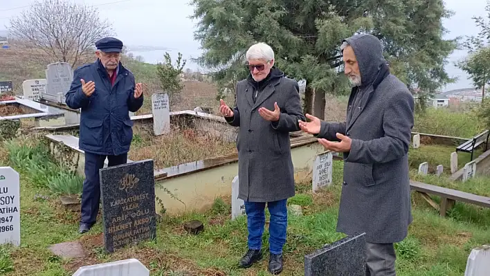 Duayen Gazeteci Hikmet Aksoy, ölümünün 5. yılında kabri başında anıldı