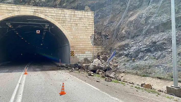 Gümüşhane'de tünel çıkışında heyelan