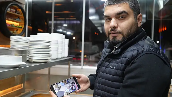 İçtiği çorbanın parasını ödememek için tabağa kıl koydu