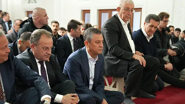 Özgür Özel, bayram namazını İmamoğlu'nun köyünde kıldı