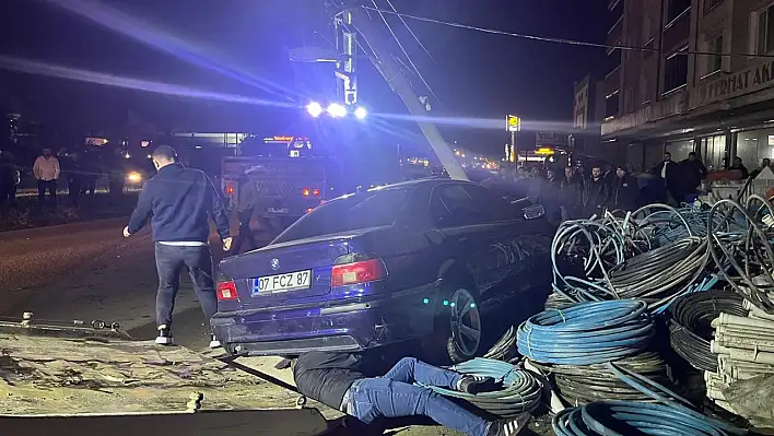 Samsun'da bisikletliye çarpmamak için ani manevra yapan sürücü elektrik direğine çarptı!
