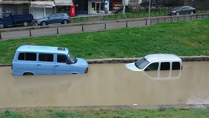 Trabzon'da şiddetli yağış sonucu araçlar su altında kaldı