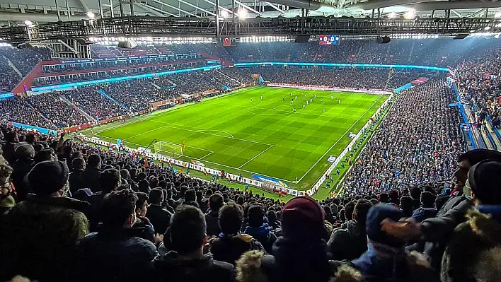 Trabzonspor aşkı engel tanımıyor: 7 aylık bebeğiyle tarihi maça gitti!