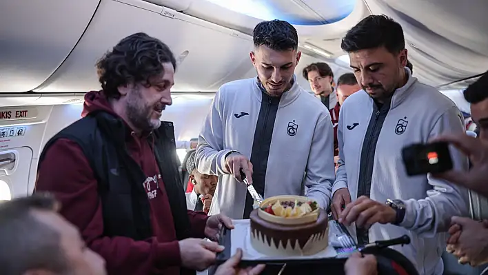 Trabzonspor'da İstanbul yolculuğunda Uğurcan'a doğum günü sürprizi!