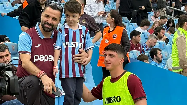 Trabzonspor-Göztepe maçında eski bordo-mavili futbolcu Taha Altıkardeş taraftarlarla fotoğraf çekildi