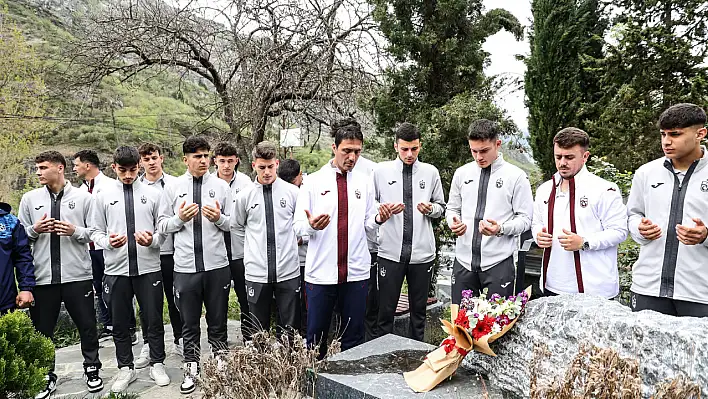 Trabzonspor U19 Takımı Özkan Sümer ve Ahmet Suat Özyazıcı'nın mezarını ziyaret etti