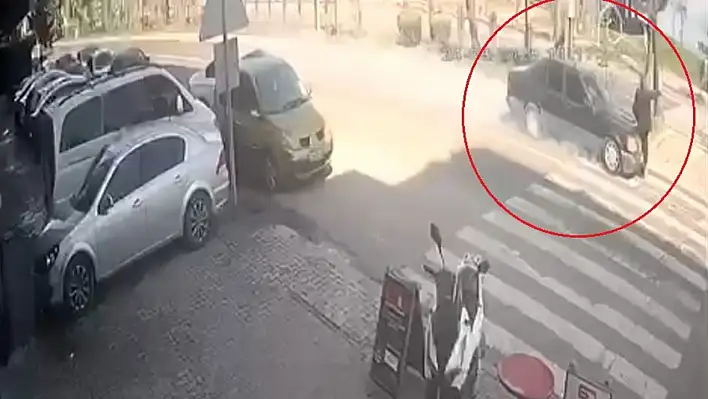 Yaya geçidinde otomobilin çarptığı yaşlı adam ağır yaralandı: Kaza anı kamerada