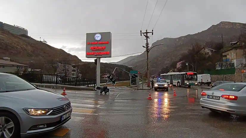 Gümüşhane'de trafik ışıkları devrildi